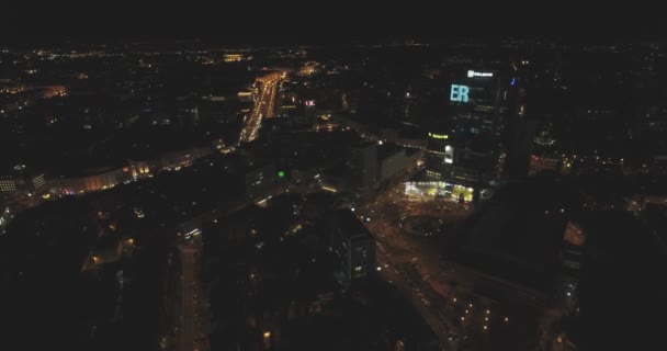 Vue aérienne de la ville de Kiev gratte-ciel la nuit. fond métropole urbaine. établir tir de nyc. Vue aérienne nocturne verticale des toits des gratte-ciel et des rues éclairées dans une ville moderne . — Video