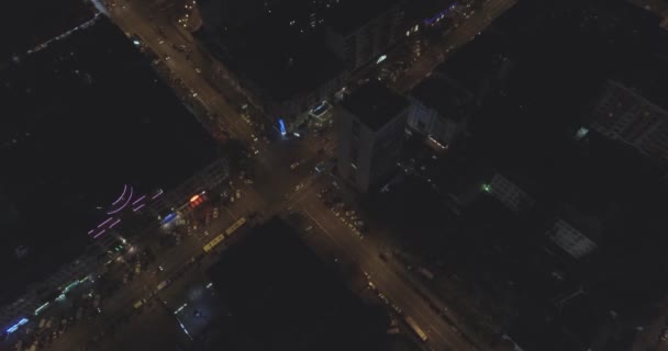 Vista aerea di Kiev edifici skyline della città di notte. sfondo metropoli urbane. stabilendo colpo di nyc. Veduta aerea notturna verticale dei tetti dei grattacieli e delle strade illuminate in una città moderna . — Video Stock