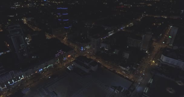 Kiev şehir manzarası binaları geceleri hava görünümünü. kentsel metropol arka plan. nyc görüntüsünü oluşturma. Hava gece gökdelen rooftops ve modern bir şehir ışıklı caddelerde dikey görünüm. — Stok video