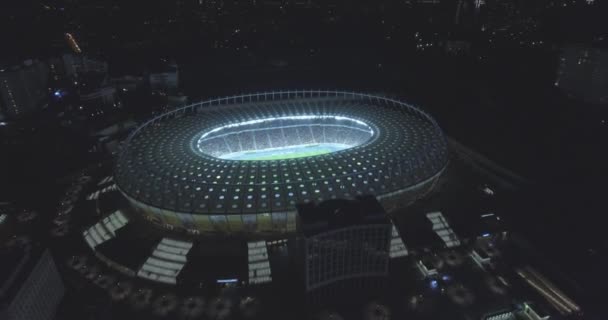 航空測量。キエフ オリンピック スタジアム 2017 年 10 月 9 日。ワールド カップ。ウクライナ-クロアチア。昼夜の都市景観の時間です。ゲームとファンと照明のスタジアムには、頂上からの眺め. — ストック動画