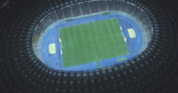 Levé aérien. Stade olympique de Kiev 9 octobre 2017. Coupe du Monde. Ukraine-Croatie. paysage urbain heure de la nuit de jour. La vue du sommet au stade illuminé avec des jeux et des ventilateurs . — Video