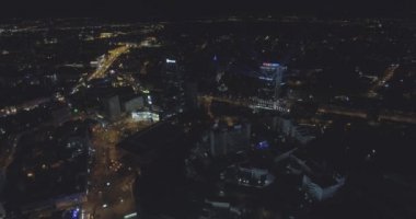 Kiev şehir manzarası binaları geceleri hava görünümünü. kentsel metropol arka plan. nyc görüntüsünü oluşturma. Hava gece gökdelen rooftops ve modern bir şehir ışıklı caddelerde dikey görünüm.