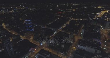 Kiev şehir manzarası binaları geceleri hava görünümünü. kentsel metropol arka plan. nyc görüntüsünü oluşturma. Hava gece gökdelen rooftops ve modern bir şehir ışıklı caddelerde dikey görünüm.