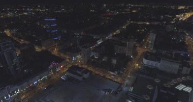 Kiev şehir manzarası binaları geceleri hava görünümünü. kentsel metropol arka plan. nyc görüntüsünü oluşturma. Hava gece gökdelen rooftops ve modern bir şehir ışıklı caddelerde dikey görünüm.