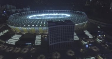 Hava anket. Kiev-Olimpiyat Stadı 9 Ekim 2017. Dünya Kupası. Ukrayna-Hırvatistan. Gündüz gece Cityscape saati. Üstten Görünüm oyunları ve hayranları ile ışıklı Stadyumu.