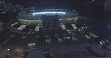Hava anket. Kiev-Olimpiyat Stadı 9 Ekim 2017. Dünya Kupası. Ukrayna-Hırvatistan. Gündüz gece Cityscape saati. Üstten Görünüm oyunları ve hayranları ile ışıklı Stadyumu.