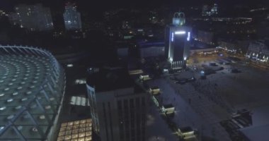 Kiev şehir manzarası binaları geceleri hava görünümünü. kentsel metropol arka plan. nyc görüntüsünü oluşturma. Hava gece gökdelen rooftops ve modern bir şehir ışıklı caddelerde dikey görünüm.