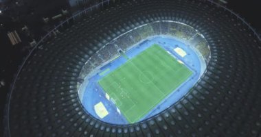 Hava anket. Kiev-Olimpiyat Stadı 9 Ekim 2017. Dünya Kupası. Ukrayna-Hırvatistan. Gündüz gece Cityscape saati. Üstten Görünüm oyunları ve hayranları ile ışıklı Stadyumu.