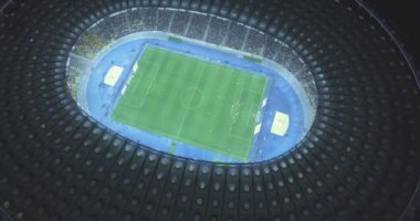 Hava anket. Kiev-Olimpiyat Stadı 9 Ekim 2017. Dünya Kupası. Ukrayna-Hırvatistan. Gündüz gece Cityscape saati. Üstten Görünüm oyunları ve hayranları ile ışıklı Stadyumu.