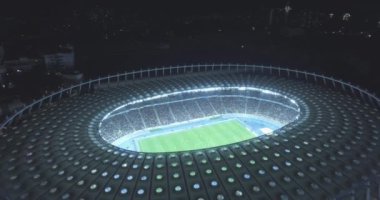 Hava anket. Kiev-Olimpiyat Stadı 9 Ekim 2017. Dünya Kupası. Ukrayna-Hırvatistan. Gündüz gece Cityscape saati. Üstten Görünüm oyunları ve hayranları ile ışıklı Stadyumu.