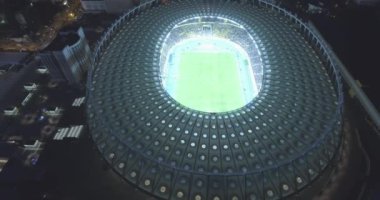 Hava anket. Kiev-Olimpiyat Stadı 9 Ekim 2017. Dünya Kupası. Ukrayna-Hırvatistan. Gündüz gece Cityscape saati. Üstten Görünüm oyunları ve hayranları ile ışıklı Stadyumu.