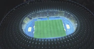 Hava anket. Kiev-Olimpiyat Stadı 9 Ekim 2017. Dünya Kupası. Ukrayna-Hırvatistan. Gündüz gece Cityscape saati. Üstten Görünüm oyunları ve hayranları ile ışıklı Stadyumu.