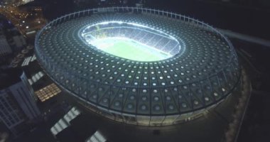 Hava anket. Kiev-Olimpiyat Stadı 9 Ekim 2017. Dünya Kupası. Ukrayna-Hırvatistan. Gündüz gece Cityscape saati. Üstten Görünüm oyunları ve hayranları ile ışıklı Stadyumu.