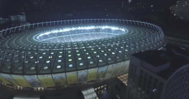 Luftundersøkelse. Kiev-Olympic Stadium 9. oktober 2017. Verdenscupen Ukraina-Kroatia. Tid for bylandskap på døgnet. Utsikten fra toppen til det opplyste stadionet med spill og fans . – stockvideo