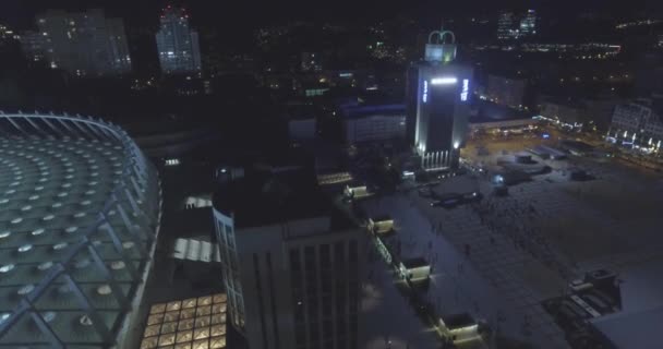 Kiev şehir manzarası binaları geceleri hava görünümünü. kentsel metropol arka plan. nyc görüntüsünü oluşturma. Hava gece gökdelen rooftops ve modern bir şehir ışıklı caddelerde dikey görünüm. — Stok video