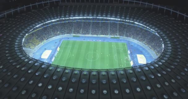 Luchtfoto enquête. Kiev-Olympisch Stadion, 9 oktober 2017. World Cup. Oekraïne-Kroatië. stadsgezicht tijd van de dag nacht. Het uitzicht vanaf de top naar de verlichte stadion met spelletjes en fans. — Stockvideo