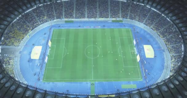 Inspección aérea. Estadio Olímpico de Kiev 9 de octubre de 2017. Copa del Mundo. Ucrania-Croacia. paisaje urbano hora del día noche. La vista desde la parte superior hasta el estadio iluminado con juegos y fans . — Vídeo de stock