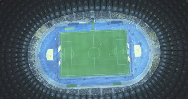 空中调查基辅-奥林匹克体育场2017年10月9日。世界杯。乌克兰-克罗地亚。城市夜景的时间。从顶部到明亮的体育场与游戏和球迷的看法. — 图库视频影像