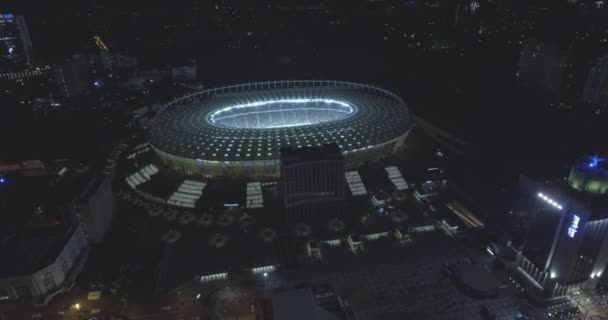 Hava anket. Kiev-Olimpiyat Stadı 9 Ekim 2017. Dünya Kupası. Ukrayna-Hırvatistan. Gündüz gece Cityscape saati. Üstten Görünüm oyunları ve hayranları ile ışıklı Stadyumu. — Stok video