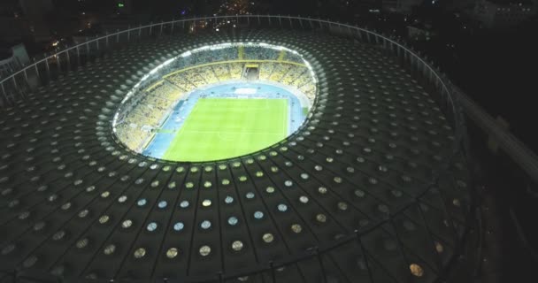 Hava anket. Kiev-Olimpiyat Stadı 9 Ekim 2017. Dünya Kupası. Ukrayna-Hırvatistan. Gündüz gece Cityscape saati. Üstten Görünüm oyunları ve hayranları ile ışıklı Stadyumu. — Stok video