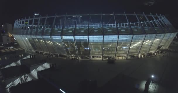 Εναέρια έρευνα. Κίεβο-Ολυμπιακό στάδιο 9 Οκτωβρίου 2017. Παγκόσμιο Κύπελλο. Ουκρανία-Κροατία. Cityscape τη στιγμή της ημέρας. Η θέα από την κορυφή προς το φωτιζόμενο γήπεδο με παιχνίδια και ανεμιστήρες. — Αρχείο Βίντεο