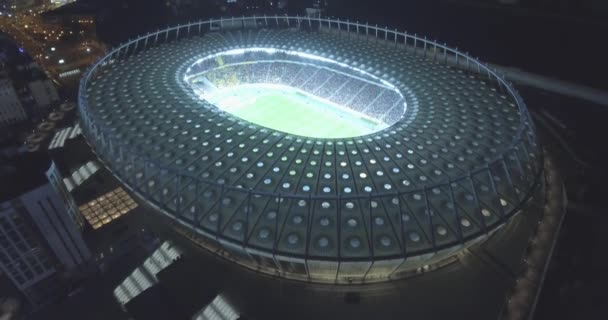 Légi felmérés. Kijev-Olimpiai Stadionban október 9-én, 2017. World Cup. Ukrajna-Horvátország. városképet gazdagító épületnek szánták idő nap éjszaka. A kilátás fentről a kivilágított stadion, a játékok és a rajongók. — Stock videók