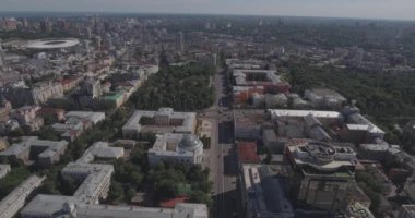Kiev sokak Vladimirskaya anteni. Kuş Uçuş günü şafak yükseklikten şehir manzarası. Eski evler modern mimarinin yanında dur. Güzel eski Kuyv.