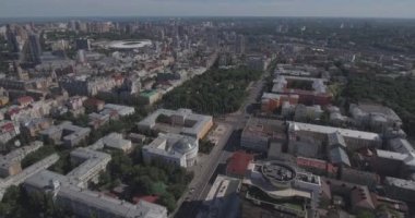Kiev sokak Vladimirskaya anteni. Kuş Uçuş günü şafak yükseklikten şehir manzarası. Eski evler modern mimarinin yanında dur. Güzel eski Kuyv.
