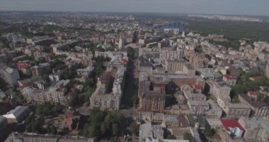 Kiev sokak Vladimirskaya anteni. Kuş Uçuş günü şafak yükseklikten şehir manzarası. Eski evler modern mimarinin yanında dur. Güzel eski Kuyv.