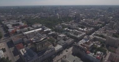 Kiev sokak Vladimirskaya anteni. Kuş Uçuş günü şafak yükseklikten şehir manzarası. Eski evler modern mimarinin yanında dur. Güzel eski Kuyv.