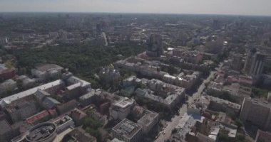 Kiev sokak Vladimirskaya anteni. Kuş Uçuş günü şafak yükseklikten şehir manzarası. Eski evler modern mimarinin yanında dur. Güzel eski Kuyv.