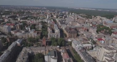 Kiev sokak Vladimirskaya anteni. Kuş Uçuş günü şafak yükseklikten şehir manzarası. Eski evler modern mimarinin yanında dur. Güzel eski Kuyv.