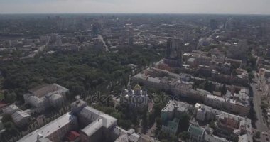 Kiev sokak Vladimirskaya anteni. Kuş Uçuş günü şafak yükseklikten şehir manzarası. Eski evler modern mimarinin yanında dur. Güzel eski Kuyv.
