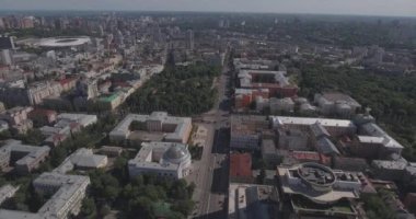 Kiev sokak Vladimirskaya anteni. Kuş Uçuş günü şafak yükseklikten şehir manzarası. Eski evler modern mimarinin yanında dur. Güzel eski Kuyv.