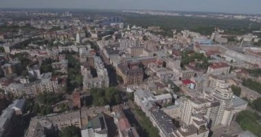 Kiev sokak Vladimirskaya anteni. Kuş Uçuş günü şafak yükseklikten şehir manzarası. Eski evler modern mimarinin yanında dur. Güzel eski Kuyv.