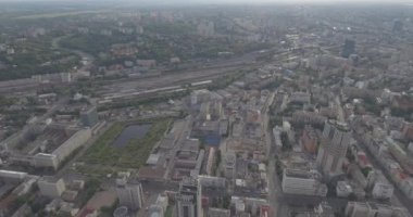 Kiev sokak Vladimirskaya anteni. Kuş Uçuş günü şafak yükseklikten şehir manzarası. Eski evler modern mimarinin yanında dur. Güzel eski Kuyv.