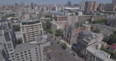 Hava. Aziz Nikolaos Kilisesi. Kiev. Katolik Aziz Nikolaos Kilisesi, kuş uçuş yükseklikten. Uçuş kilisenin güneşli bir yaz boyunca. Şehir manzarası. çok katlı evler. Tarafından geçen arabalar.