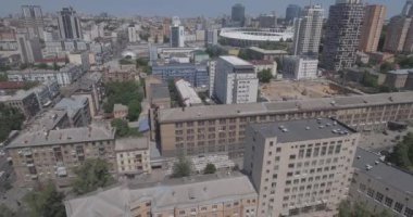 Hava. Aziz Nikolaos Kilisesi. Kiev. Katolik Aziz Nikolaos Kilisesi, kuş uçuş yükseklikten. Uçuş kilisenin güneşli bir yaz boyunca. Şehir manzarası. çok katlı evler. Tarafından geçen arabalar.
