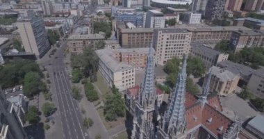 Hava. Aziz Nikolaos Kilisesi. Kiev. Katolik Aziz Nikolaos Kilisesi, kuş uçuş yükseklikten. Uçuş kilisenin güneşli bir yaz boyunca. Şehir manzarası. çok katlı evler. Tarafından geçen arabalar.