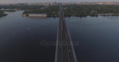 Hava. Ukrayna şehir Kiev. Metro Dnieper İstasyonu'na varış. 2017.06.09. metro Dnieper Nehri Köprüsü. Yaz alacakaranlık, köprü Idol Dnepr metro Köprüsü yukarıdaki arabaları.