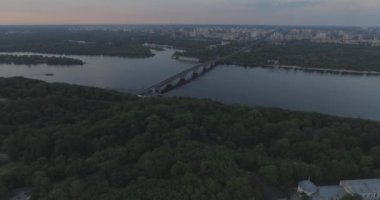 Hava. Ukrayna şehir Kiev. Metro Dnieper İstasyonu'na varış. 2017.06.09. metro Dnieper Nehri Köprüsü. Yaz alacakaranlık, köprü Idol Dnepr metro Köprüsü yukarıdaki arabaları.
