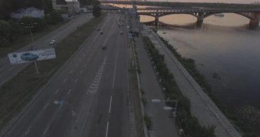 Hava. Ukrayna şehir Kiev. Metro Dnieper İstasyonu'na varış. 2017.06.09. metro Dnieper Nehri Köprüsü. Yaz alacakaranlık, köprü Idol Dnepr metro Köprüsü yukarıdaki arabaları.