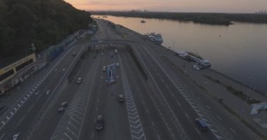 Hava. Ukrayna şehir Kiev. Metro Dnieper İstasyonu'na varış. 2017.06.09. metro Dnieper Nehri Köprüsü. Yaz alacakaranlık, köprü Idol Dnepr metro Köprüsü yukarıdaki arabaları.