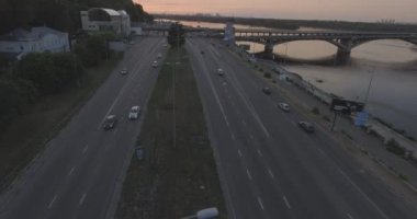 Hava. Ukrayna şehir Kiev. Metro Dnieper İstasyonu'na varış. 2017.06.09. metro Dnieper Nehri Köprüsü. Yaz alacakaranlık, köprü Idol Dnepr metro Köprüsü yukarıdaki arabaları.