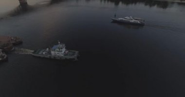 Hava. Römorkör mavna ile Nehri boyunca römorkör hamle Nehri üzerinde bir yük taşır. Kiev şehir. Ukrayna. 2017.06.07. gün batımında güneş Nehri boyunca, bir römorkör kargo ile.