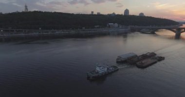 Hava. Ukrayna şehir Kiev. Metro Dnieper İstasyonu'na varış. 2017.06.09. metro Dnieper Nehri Köprüsü. Yaz alacakaranlık, köprü Idol Dnepr metro Köprüsü yukarıdaki arabaları.