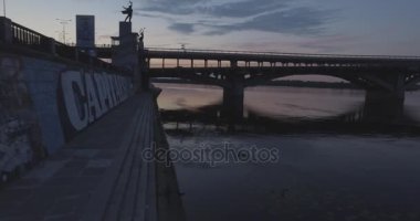 Hava. Ukrayna şehir Kiev. Metro Dnieper İstasyonu'na varış. 2017.06.09. metro Dnieper Nehri Köprüsü. Yaz alacakaranlık, köprü Idol Dnepr metro Köprüsü yukarıdaki arabaları.