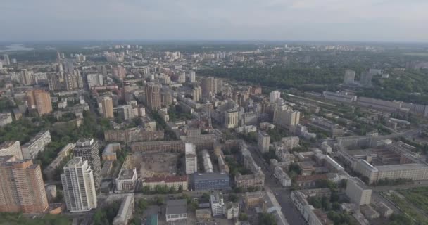 キエフの通りウラジミルスカヤ空中 都市景観の日の夜明けの鳥の飛行の高さから 古代の家は 近代建築の横に立ちます 美しい古代 Kuyv — ストック動画