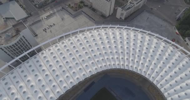 ナショナル スポーツ コンプレックスは オリンピック スタジアム オリンピックから キエフ市でのサッカー スタジアム以上フライト 都市景観は 夏の晴れた日 — ストック動画