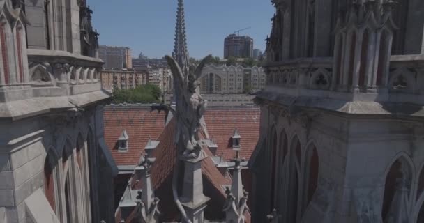 的教堂基辅 的天主教教会尼古拉斯 从鸟的飞行高度 在一个夏日阳光明媚的日子 在教堂上空飞翔 城市景观 多层楼的房子 路过的汽车 — 图库视频影像